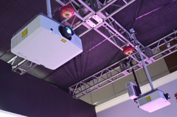鸿合商用BG亮相Infocomm China 成全场亮点