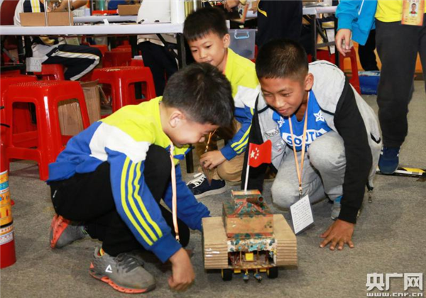 广东举行创意机器人大赛 学生比拼创意
