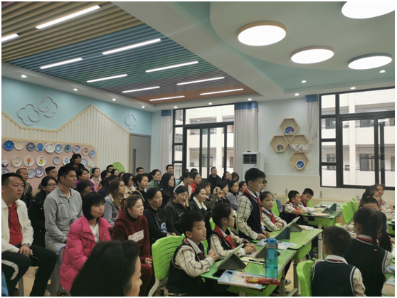 希沃陪你成長｜南寧市陽光新城學校家長開放日體驗智慧課堂