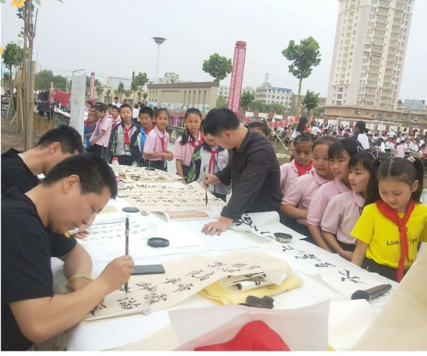 校园飘逸书香 书香浸润生命 ——新疆温宿县第二小学图书馆