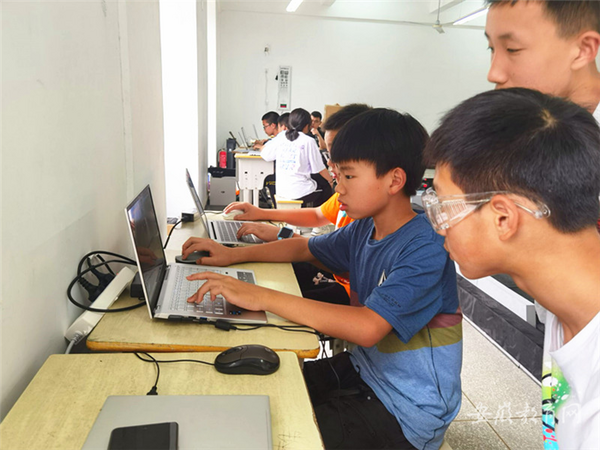 安徽歙县高度重视学生机器人素养教育