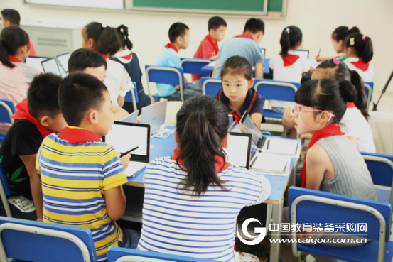 人工智能深入课堂 推动教学方式变革