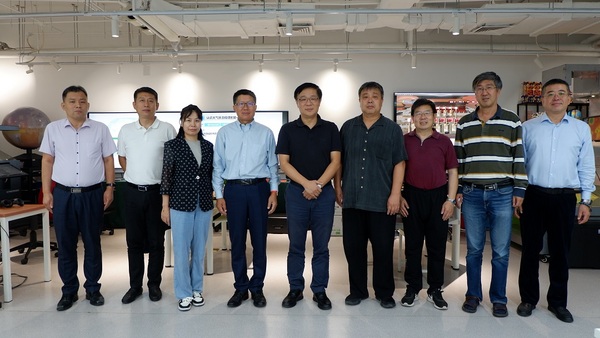 中國教育裝備行業協會常務副會長夏國明一行蒞臨中教啟星北京總部參觀指導