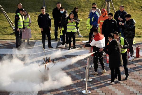 青岛科技大学中德校区开展“关注消防 生命至上”消防演练活动