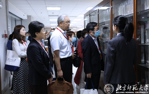 化學學科師范專業認證專家到北師大圖書館考察調研
