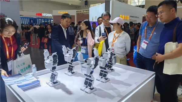 AI賦能 教育“智變”：華發教育智啟未來課堂新風尚