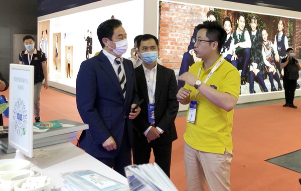 大咖蒞臨·簽約不斷·云上展覽，智能校服引領中國校服流行趨勢！