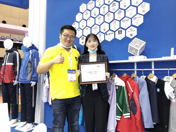 大咖蒞臨·簽約不斷·云上展覽，智能校服引領中國校服流行趨勢！