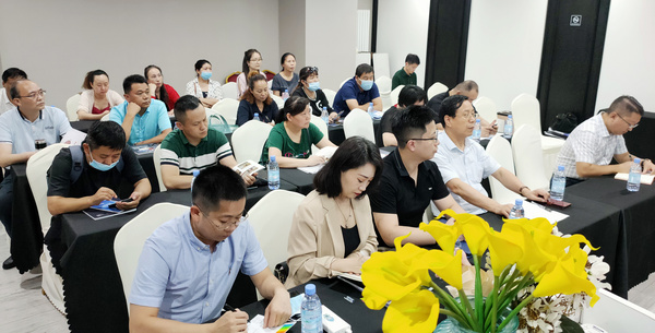 引導校服企業加快改革，陜西學生裝專業委員會召開智能校服產業升級研討會