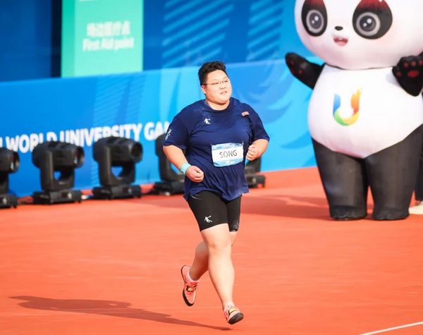 田徑首金！上大學子宋佳媛奪冠！