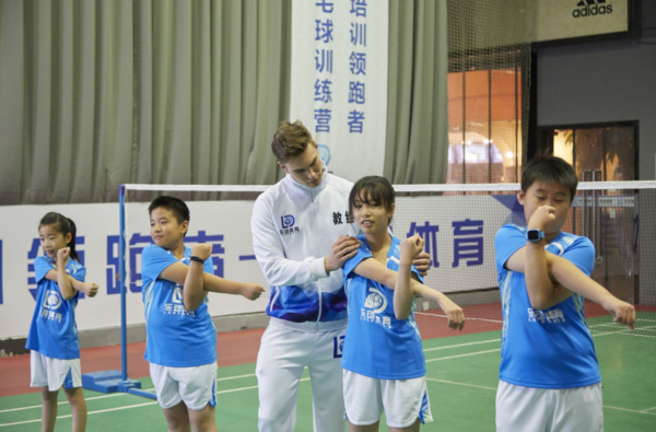 樂動體育精英班綜合提升,羽毛球教學加大難度,提高救球準確度