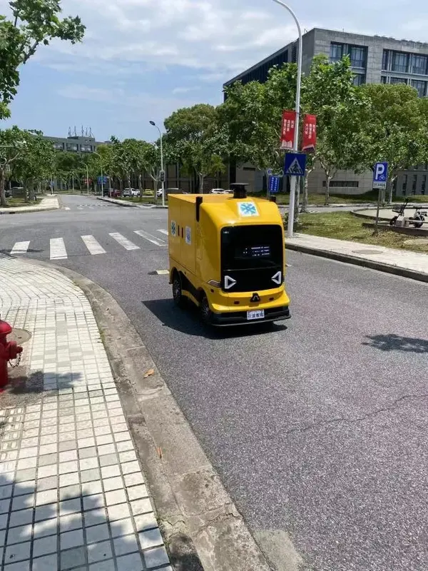 行深智能無人送餐車進入同濟大學，助力最后100米無接觸配送