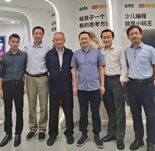 共促青少年科技教育發展，國家創新與發展戰略研究會赴小碼王調研
