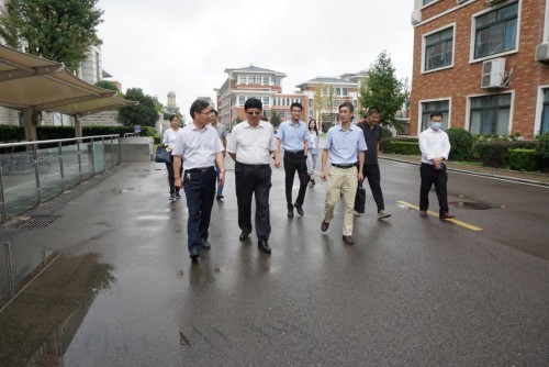 淮南市政協副主席董眾兵調研智慧學校建設與應用工作