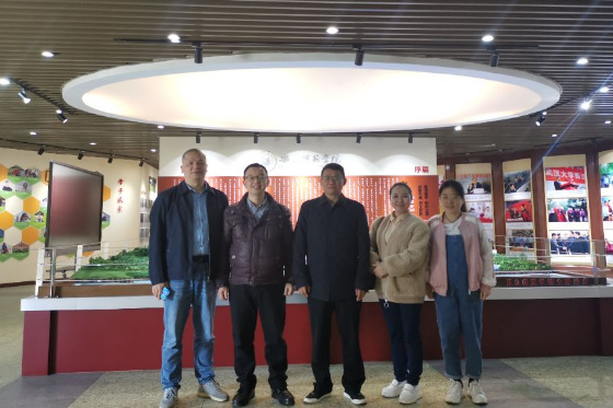 樂山師范學院教師參觀校史館紀念學校成立四十四華誕