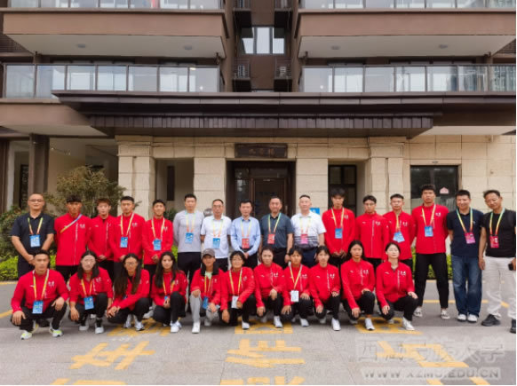 西藏民族大学体育学院学生在第一届学生（青年）运动会国际式摔跤项目中摘取银牌