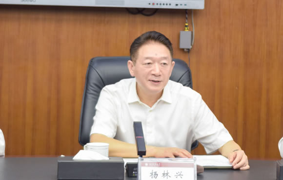 瀘州市委書記楊林興來西南醫科大學看望慰問學校女子足球隊