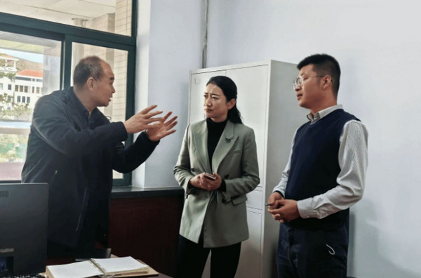 甘肃民族师范学院副校长苟如虎深入学校信访室调研指导信访工作