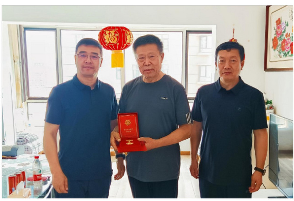 通化師范學院七一前夕走訪慰問“光榮在黨50年”老黨員
