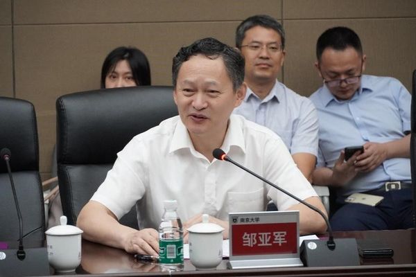 南京大學國家級實驗教學示范中心階段性總結入?？疾旃ぷ黜樌瓿?/></p><p>　　各示范中心負責人分別向專家組匯報了近五年的工作，專家組一一評議并給予指導意見。</p><p style=