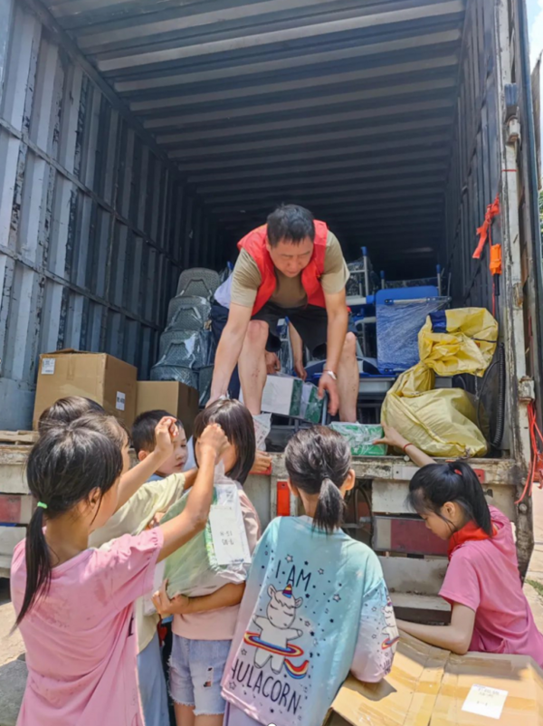 愛心助學，情暖“六一”丨博士有成對岑溪市大公小學捐資助學