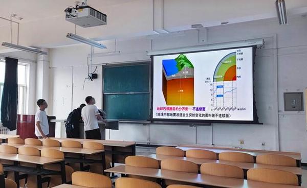 NEC投影机与西安石油大学共筑智慧校园