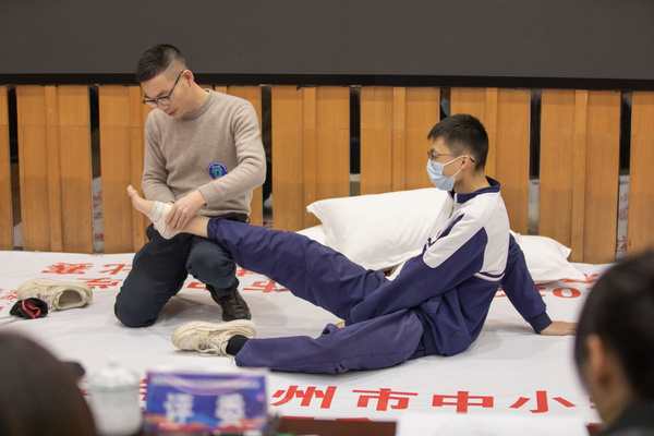 浙江溫州市舉行中小學教師應急救護知識和技能比賽