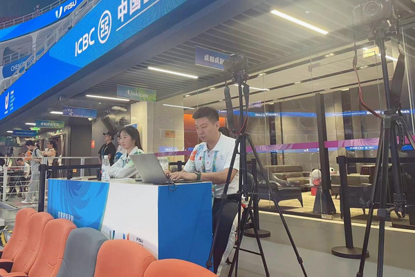 西南石油大學體育專業教師服務大運會奉獻大運會
