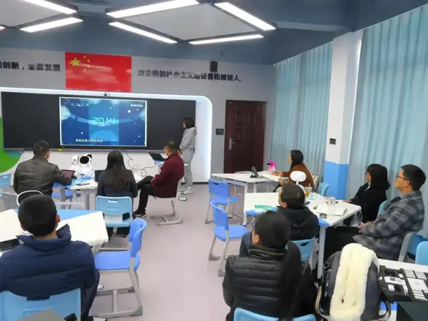 定遠縣民族小學舉辦人工智能實驗室設備使用培訓