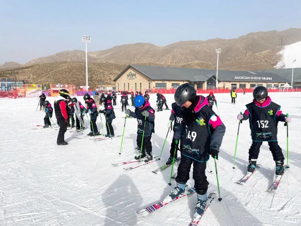 冰雪运动进校园 | 一起走进呼和浩特市中小学滑雪研学实践活动